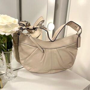 Vintage Coach Soho hobo bag in cream pleated leather 🦢
